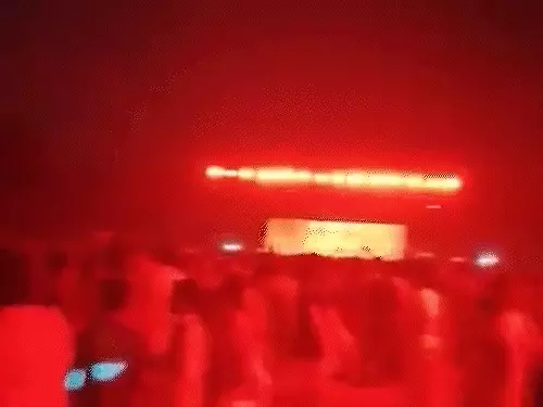 हैदराबाद के एमवीएसआर इंजीनियरिंग कॉलेज में डांडिया कार्यक्रम के दौरान लाइटिंग और सजावट का आर्च गिरने से हुए हादसे की खबर।