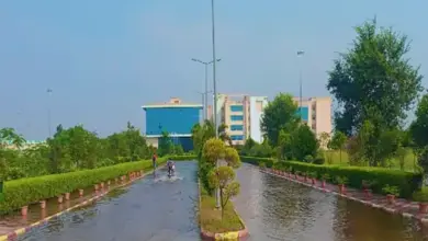 गोमती नगर विस्तार में बाढ़ के पानी से घिरा IIIT लखनऊ कैंपस