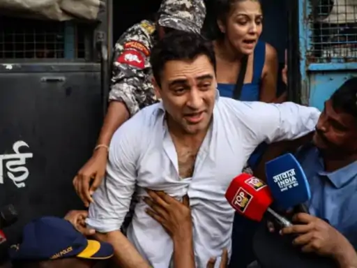 Alt टेक्स्ट: अभिनेता इमरान खान की भारत छोड़ने के नोटिस के खिलाफ बॉम्बे हाईकोर्ट में दाखिल याचिका से जुड़ी खबर।
