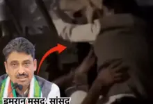 छात्रसंघ चुनाव की मांग को लेकर धरने पर बैठे जामिया यूनिवर्सिटी के छात्रों से मिलते कांग्रेस सांसद इमरान मसूद।