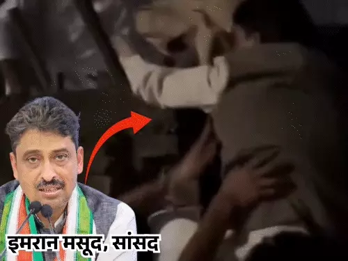 छात्रसंघ चुनाव की मांग को लेकर धरने पर बैठे जामिया यूनिवर्सिटी के छात्रों से मिलते कांग्रेस सांसद इमरान मसूद।