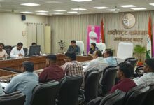 अंबेडकरनगर में जल जीवन मिशन की समीक्षा बैठक में अधिकारियों के साथ जानकारी लेतीं डीएम ईशा प्रिया।