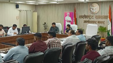अंबेडकरनगर में जल जीवन मिशन की समीक्षा बैठक में अधिकारियों के साथ जानकारी लेतीं डीएम ईशा प्रिया।