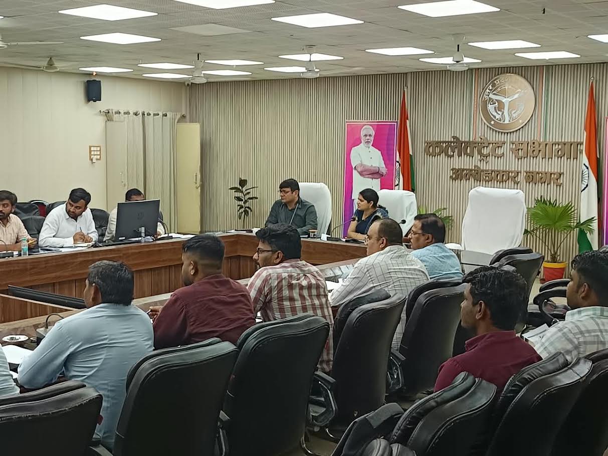 अंबेडकरनगर में जल जीवन मिशन की समीक्षा बैठक में अधिकारियों के साथ जानकारी लेतीं डीएम ईशा प्रिया।