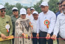 जलालपुर के नरेंद्र देव इंटर कॉलेज मैदान में आयोजित ब्लॉक स्तरीय बाल क्रीड़ा प्रतियोगिता में शामिल विद्यार्थी और शिक्षक।