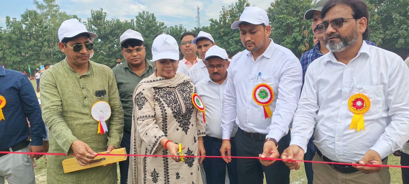 जलालपुर के नरेंद्र देव इंटर कॉलेज मैदान में आयोजित ब्लॉक स्तरीय बाल क्रीड़ा प्रतियोगिता में शामिल विद्यार्थी और शिक्षक।