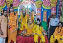 अंबेडकरनगर के जलालपुर रामलीला मैदान में भरत मिलाप और राजतिलक के मंचन में शामिल कलाकार और श्रद्धालु।