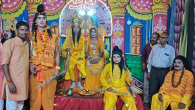 अंबेडकरनगर के जलालपुर रामलीला मैदान में भरत मिलाप और राजतिलक के मंचन में शामिल कलाकार और श्रद्धालु।