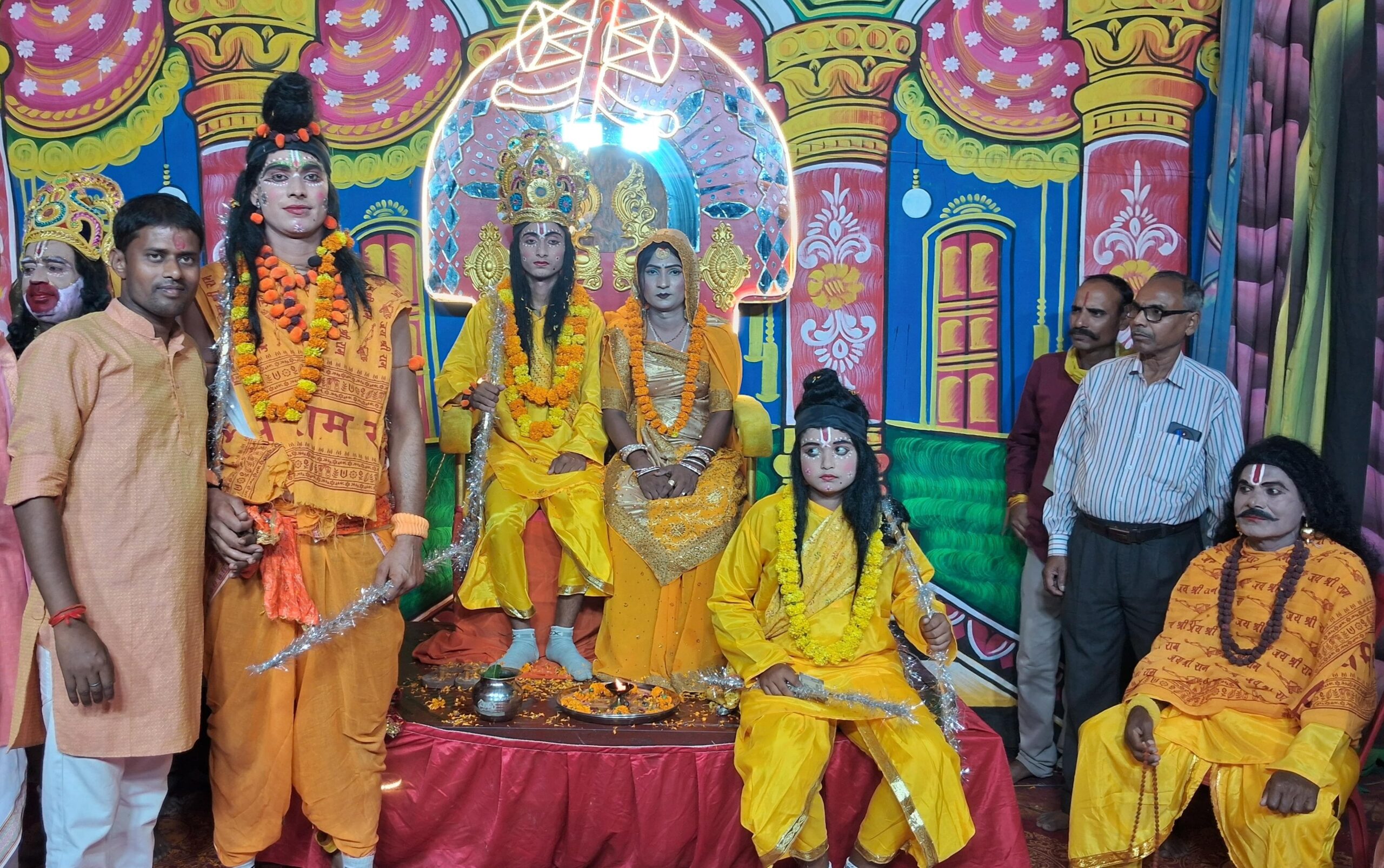 अंबेडकरनगर के जलालपुर रामलीला मैदान में भरत मिलाप और राजतिलक के मंचन में शामिल कलाकार और श्रद्धालु।