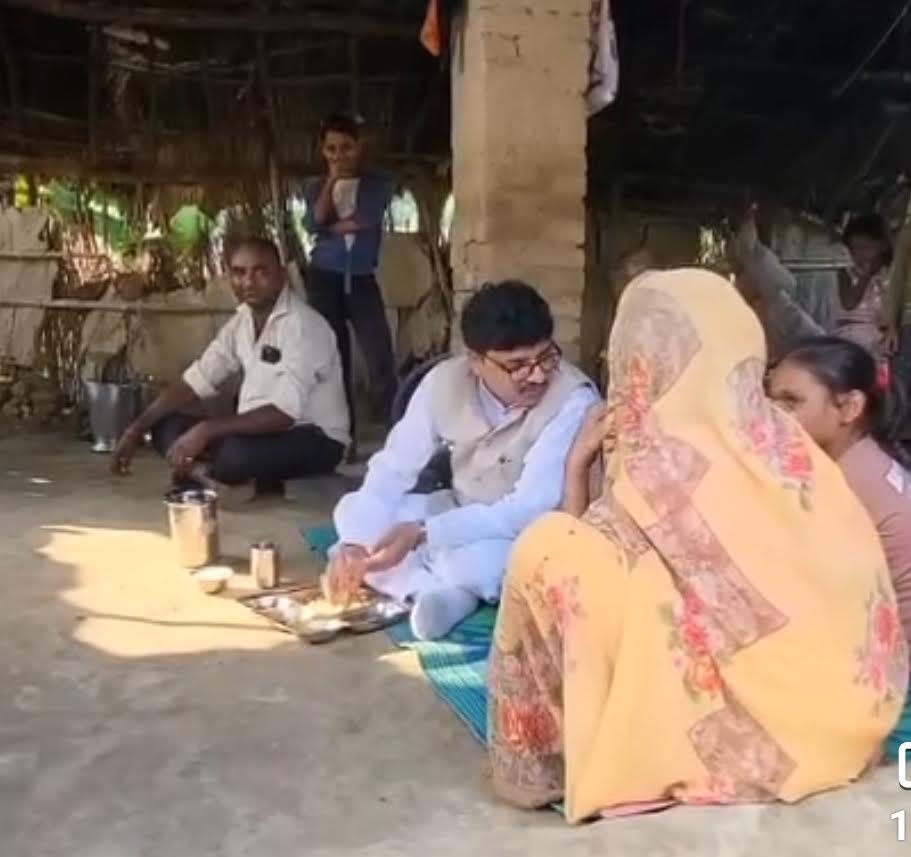 अंबेडकरनगर की जलालपुर विधानसभा सीट पर भाजपा टिकट के दावेदार डॉ. रजनीश सिंह का जनसंपर्क अभियान।