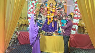 अंबेडकरनगर के जलालपुर में महाअष्टमी पर रोशनी से सजे दुर्गा पूजा पंडाल में पूजा-अर्चना करते श्रद्धालु।