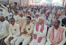 अंबेडकरनगर के जलालपुर में मुलायम सिंह यादव की पुण्यतिथि पर आयोजित श्रद्धांजलि सभा में शामिल सपा पदाधिकारी।
