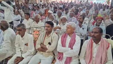 अंबेडकरनगर के जलालपुर में मुलायम सिंह यादव की पुण्यतिथि पर आयोजित श्रद्धांजलि सभा में शामिल सपा पदाधिकारी।
