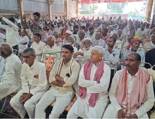 अंबेडकरनगर के जलालपुर में मुलायम सिंह यादव की पुण्यतिथि पर आयोजित श्रद्धांजलि सभा में शामिल सपा पदाधिकारी।