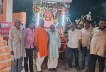जलालपुर में रामलीला के दौरान भगवान राम, माता सीता और लक्ष्मण की भव्य झांकी