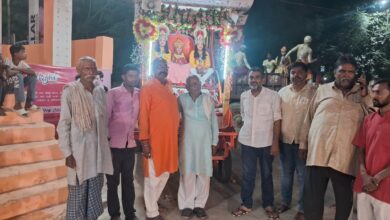 जलालपुर में रामलीला के दौरान भगवान राम, माता सीता और लक्ष्मण की भव्य झांकी