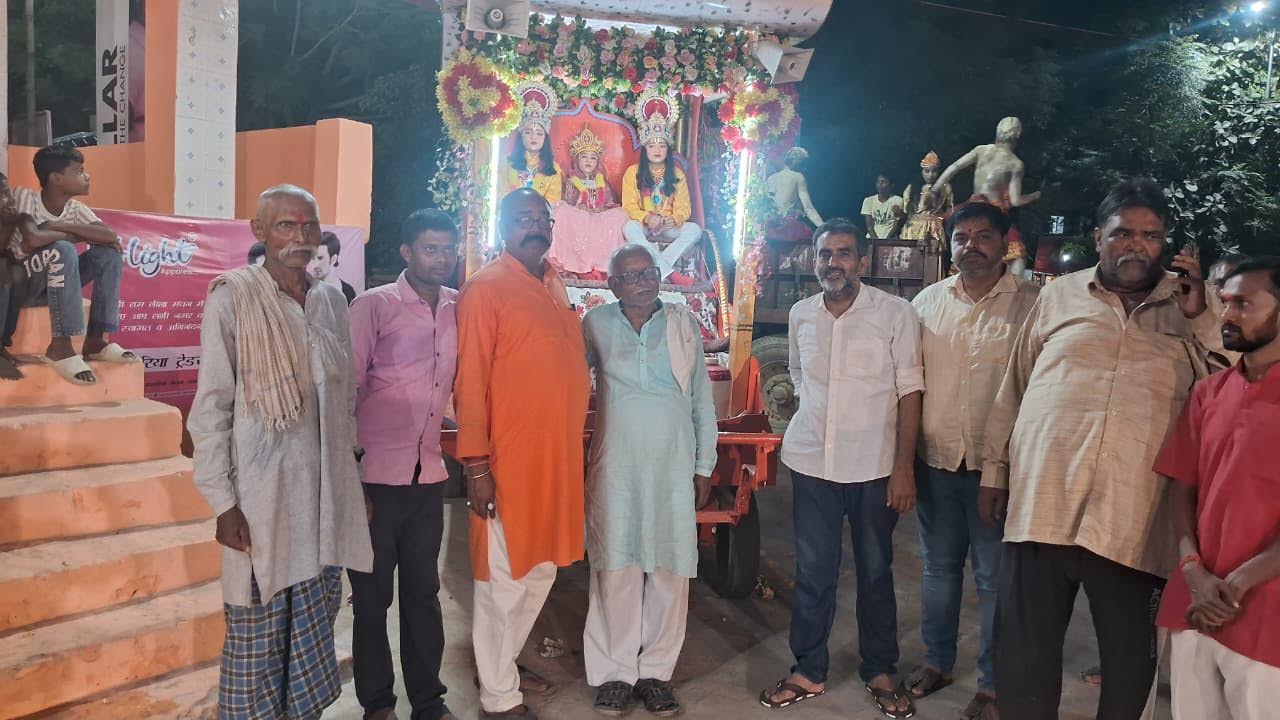 जलालपुर में रामलीला के दौरान भगवान राम, माता सीता और लक्ष्मण की भव्य झांकी