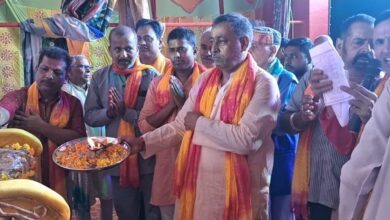 अंबेडकरनगर के जलालपुर में रामलीला मैदान में आयोजित मुकुट पूजन कार्यक्रम में शामिल श्रद्धालु और समिति पदाधिकारी।