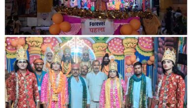 अंबेडकरनगर के जलालपुर में रामलीला आयोजन के दौरान धर्मशाला परिसर में पंचमी पर सजाई गई झांकी और दर्शन के लिए पहुंचे श्रद्धालु।