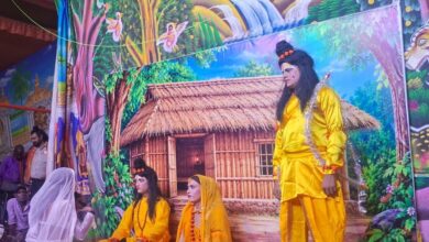 अंबेडकरनगर के जलालपुर में रामलीला के दौरान पंचवटी और शूर्पणखा नाककटैया प्रसंग प्रस्तुत करते कलाकार।