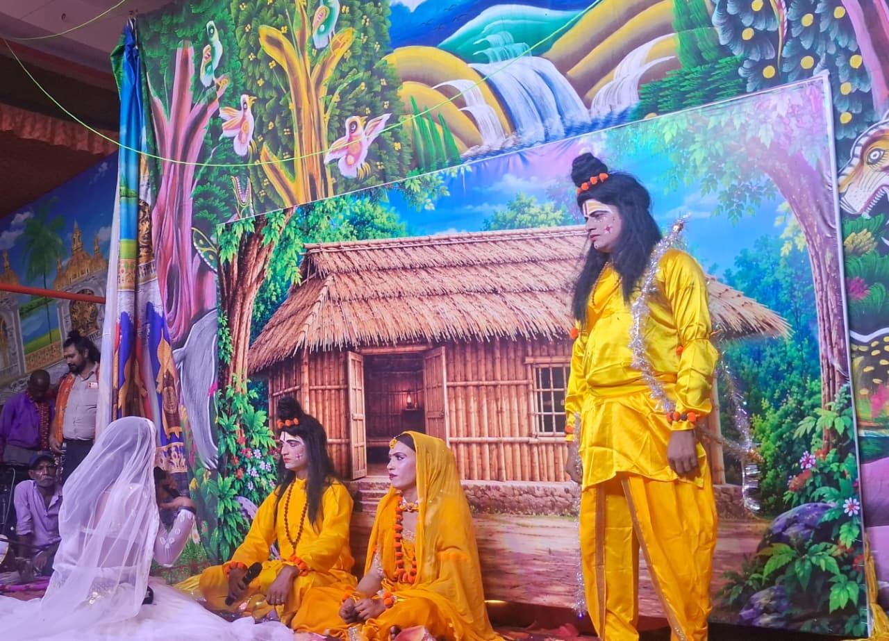 अंबेडकरनगर के जलालपुर में रामलीला के दौरान पंचवटी और शूर्पणखा नाककटैया प्रसंग प्रस्तुत करते कलाकार।