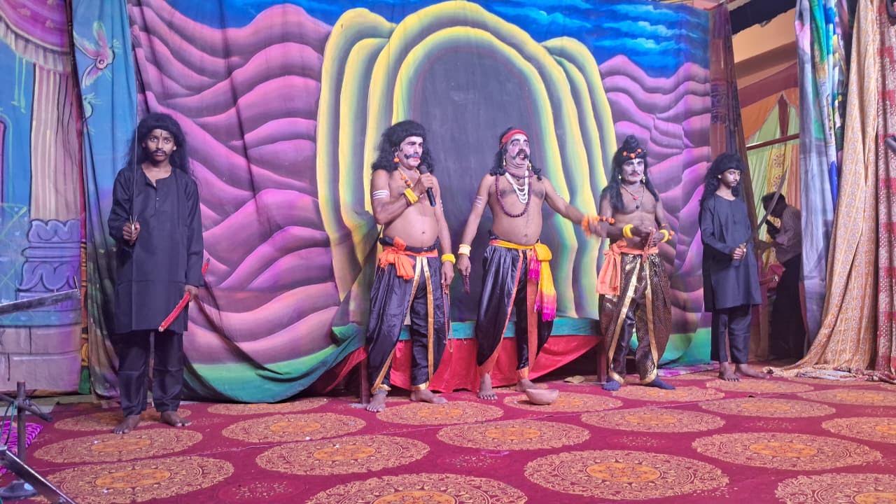 अंबेडकरनगर के जलालपुर में रामलीला शुभारंभ के दौरान रावण और उसके भाइयों की तपस्या का मंचन।