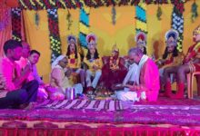 जलालपुर की गल्ला मंडी और धर्मशाला परिसर में आयोजित सुंदरकांड पाठ और भगवान राम के राजतिलक समारोह की तस्वीर।