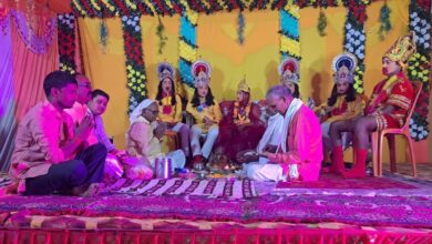 जलालपुर की गल्ला मंडी और धर्मशाला परिसर में आयोजित सुंदरकांड पाठ और भगवान राम के राजतिलक समारोह की तस्वीर।