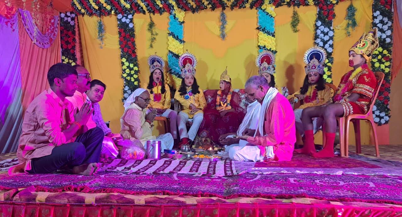 जलालपुर की गल्ला मंडी और धर्मशाला परिसर में आयोजित सुंदरकांड पाठ और भगवान राम के राजतिलक समारोह की तस्वीर।