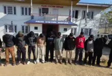शोपियां में आतंकी फंडिंग नेटवर्क का भंडाफोड़ कर 10 आरोपियों को गिरफ्तार करती जम्मू-कश्मीर पुलिस।