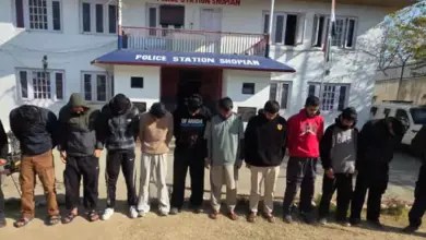 शोपियां में आतंकी फंडिंग नेटवर्क का भंडाफोड़ कर 10 आरोपियों को गिरफ्तार करती जम्मू-कश्मीर पुलिस।