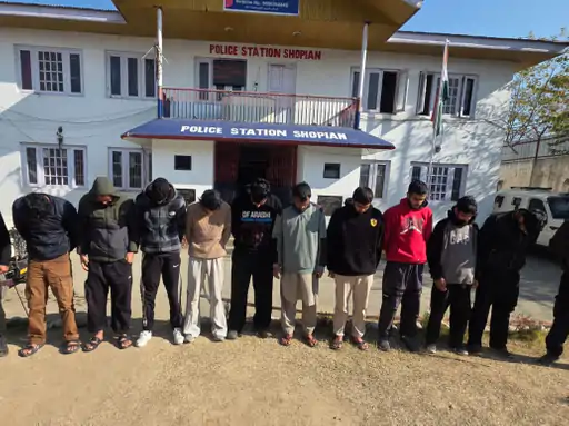 शोपियां में आतंकी फंडिंग नेटवर्क का भंडाफोड़ कर 10 आरोपियों को गिरफ्तार करती जम्मू-कश्मीर पुलिस।