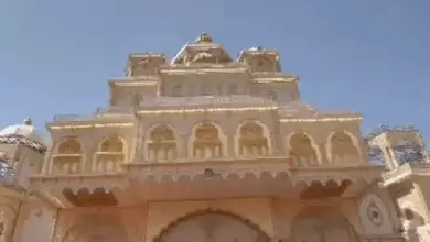आगरा में जनकपुरी महोत्सव के लिए नेपाल शैली में तैयार हो रहा जनक महल।
