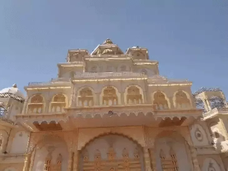 आगरा में जनकपुरी महोत्सव के लिए नेपाल शैली में तैयार हो रहा जनक महल।