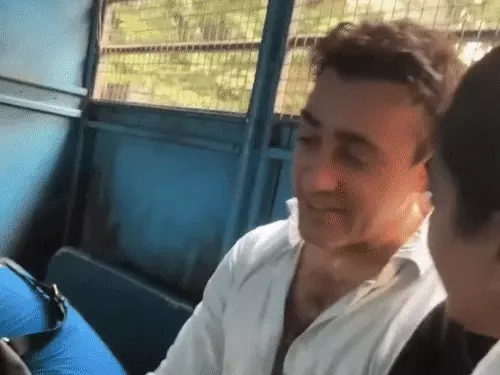 मुंबई प्रदर्शन के बाद जैन मैरी ने इंस्टाग्राम वीडियो में शरीर पर चोट के निशान दिखाए।