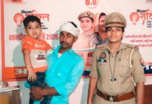 अंबेडकरनगर के टांडा में मूर्ति विसर्जन के दौरान बिछड़े तीन वर्षीय बच्चे को पुलिस ने उसके पिता से मिलाया।