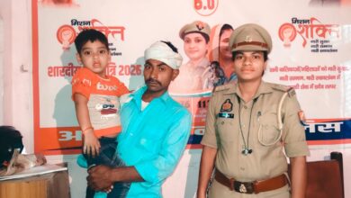 अंबेडकरनगर के टांडा में मूर्ति विसर्जन के दौरान बिछड़े तीन वर्षीय बच्चे को पुलिस ने उसके पिता से मिलाया।