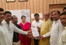 अंबेडकरनगर में प्रेस क्लब अध्यक्ष शैलेंद्र तिवारी के नेतृत्व में पत्रकारों का प्रतिनिधिमंडल ज्ञापन सौंपते हुए।