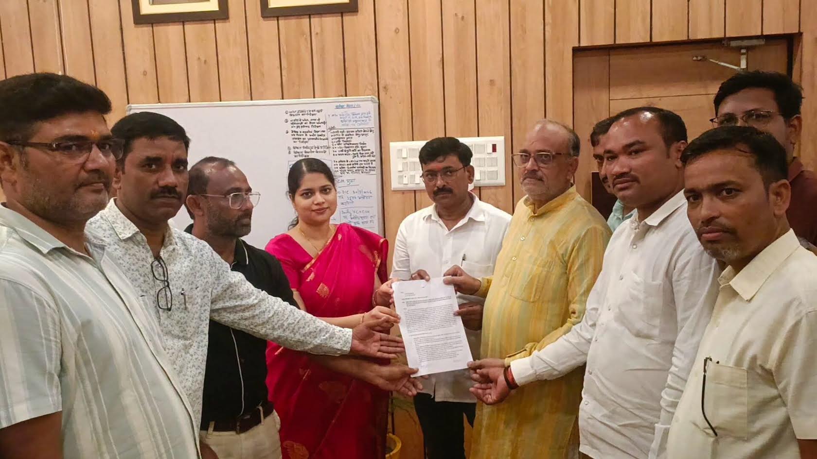 अंबेडकरनगर में प्रेस क्लब अध्यक्ष शैलेंद्र तिवारी के नेतृत्व में पत्रकारों का प्रतिनिधिमंडल ज्ञापन सौंपते हुए।