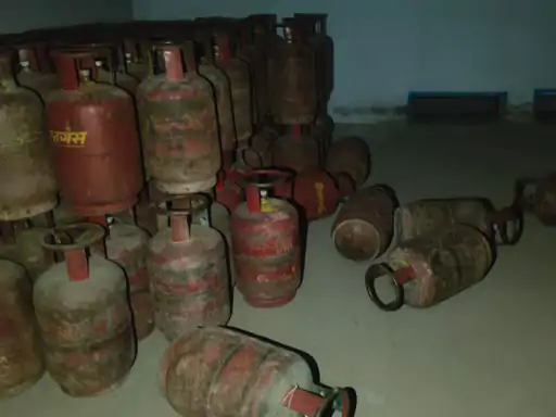लखनऊ के काकोरी क्षेत्र में भारत गैस गोदाम से 409 खाली सिलेंडर और नकदी लूटने के मामले की जानकारी।