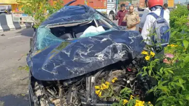 लखनऊ के काकोरी में आउटर रिंग रोड पर खंभे से टकराने के बाद क्षतिग्रस्त XUV300 कार।