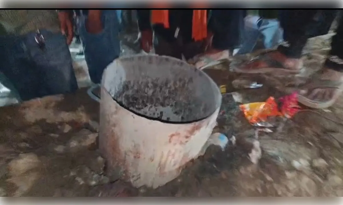 कानपुर के नौबस्ता क्षेत्र में रामलीला मेले के दौरान कार्बाइड सिलेंडर फटने से घायल हुए लोगों की घटना।