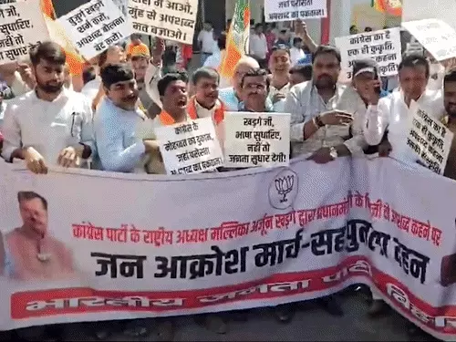 पटना में कांग्रेस कार्यक्रम के दौरान दिए गए मल्लिकार्जुन खड़गे के बयान पर राजनीतिक विवाद।