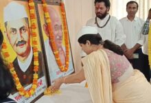 अंबेडकरनगर कलेक्ट्रेट में गांधी-शास्त्री जयंती कार्यक्रम के दौरान माल्यार्पण करतीं डीएम ईशा प्रिया।