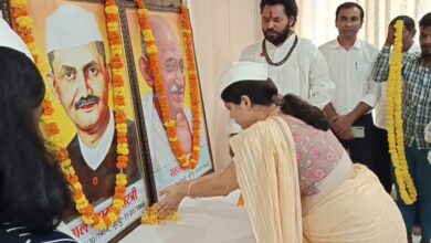 अंबेडकरनगर कलेक्ट्रेट में गांधी-शास्त्री जयंती कार्यक्रम के दौरान माल्यार्पण करतीं डीएम ईशा प्रिया।
