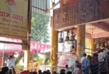 लखनऊ के मां चंद्रिका देवी धाम में महाअष्टमी पर माता के दर्शन के लिए कतार में खड़े श्रद्धालु।