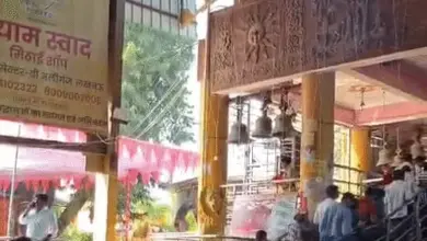 लखनऊ के मां चंद्रिका देवी धाम में महाअष्टमी पर माता के दर्शन के लिए कतार में खड़े श्रद्धालु।