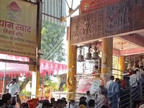 लखनऊ के मां चंद्रिका देवी धाम में महाअष्टमी पर माता के दर्शन के लिए कतार में खड़े श्रद्धालु।