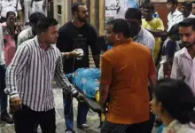 कोलकाता के चोरबागान दुर्गा पूजा पंडाल में भगदड़ के बाद घटनास्थल पर पुलिस की मौजूदगी और सुरक्षा व्यवस्था।