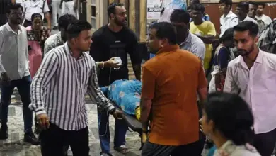कोलकाता के चोरबागान दुर्गा पूजा पंडाल में भगदड़ के बाद घटनास्थल पर पुलिस की मौजूदगी और सुरक्षा व्यवस्था।